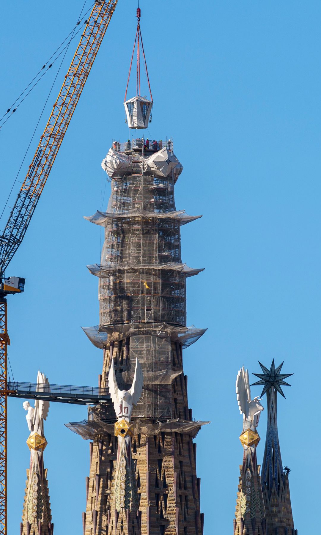 Coronación de la Torre de Jesús, de la Sagrada Familia, que convierte a la Basílica de Barcelona en la iglesia más alta del mundo, con 172,5 metros
