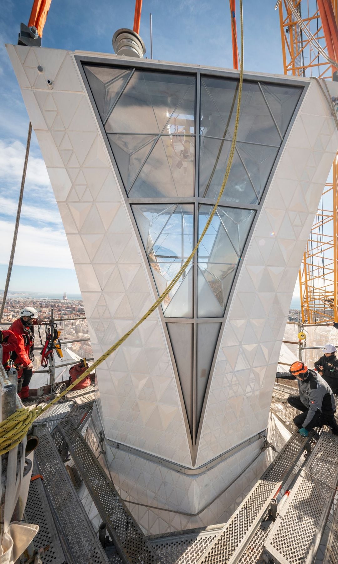 Coronación de la Torre de Jesús, de la Sagrada Familia, que convierte a la Basílica de Barcelona en la iglesia más alta del mundo, con 172,5 metros