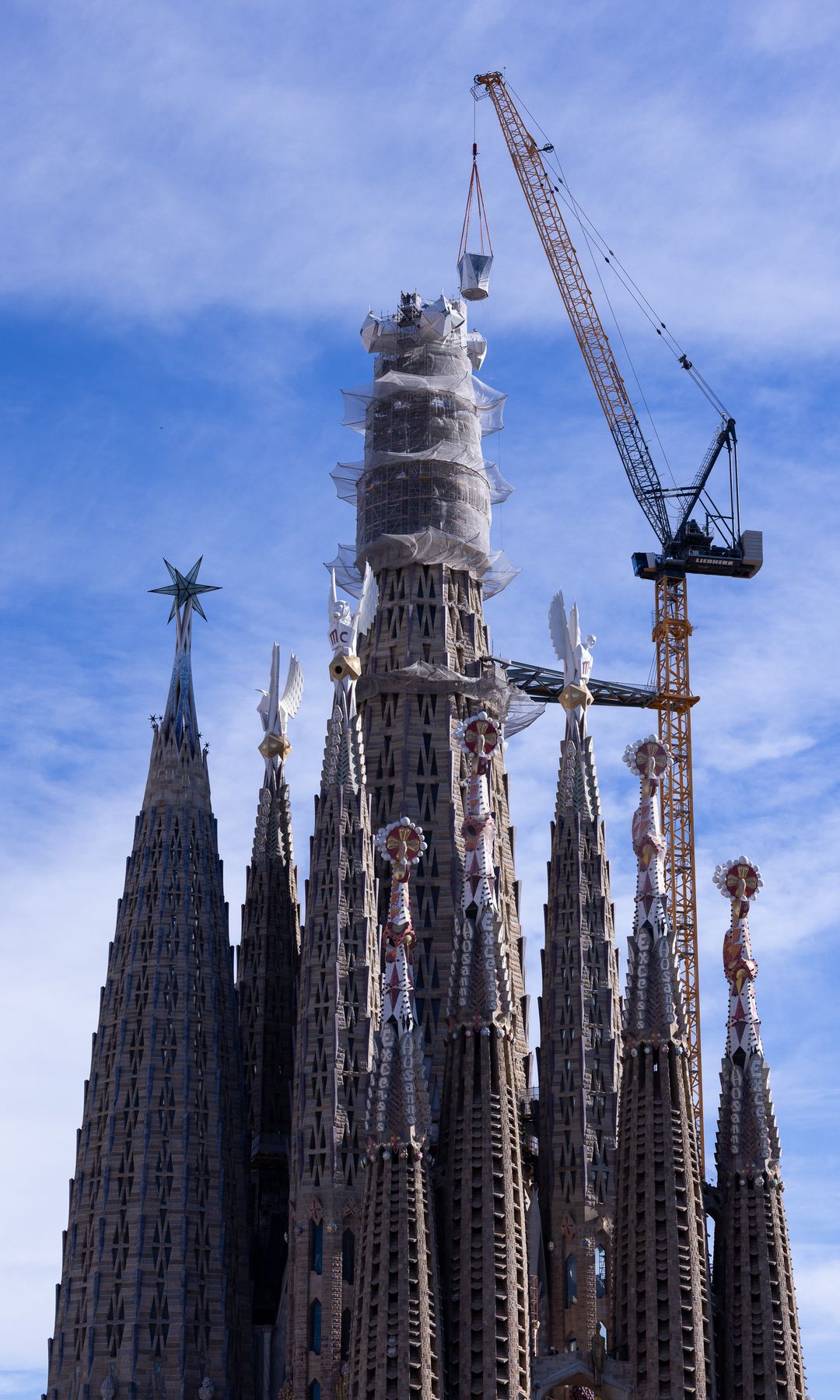 Coronación de la Torre de Jesús, de la Sagrada Familia, que convierte a la Basílica de Barcelona en la iglesia más alta del mundo, con 172,5 metros