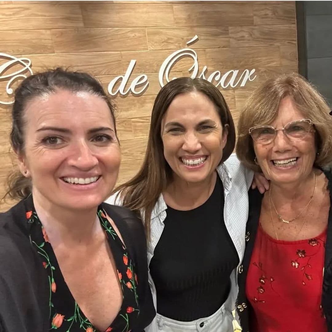 La actriz Toni Acosta con sus padres y Silvia Abril en una taberna de La Laguna, Tenerife