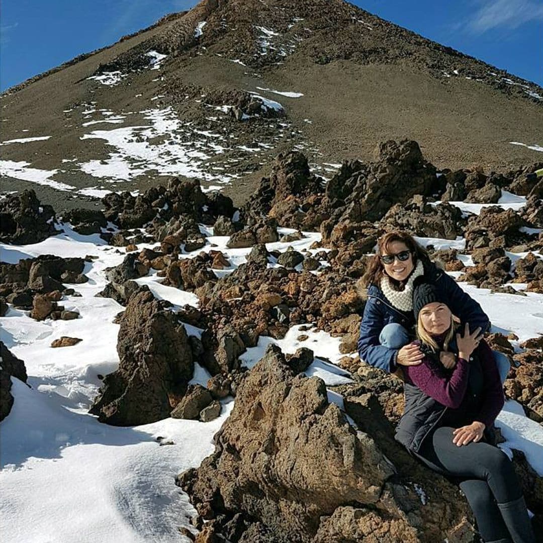 La actriz Toni Acosta con su hermana en El Teide, Tenerife
