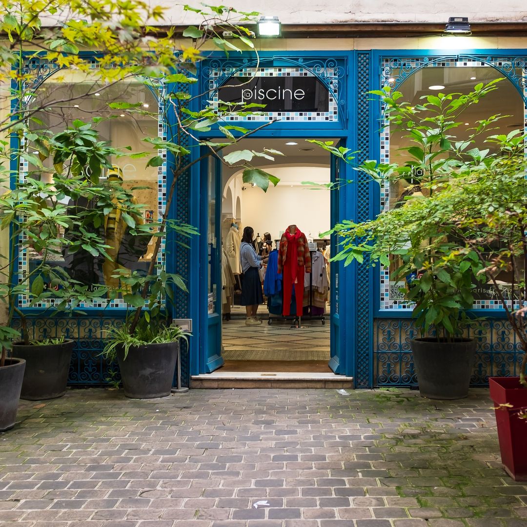 Tienda en un patio en el distrito de Marais, París, Francia