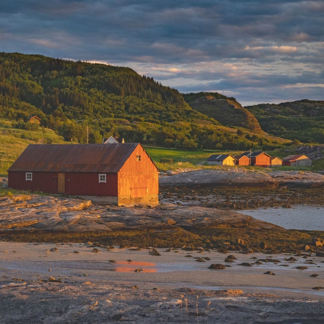 Chozas en el norte de Noruega en una noche de verano.