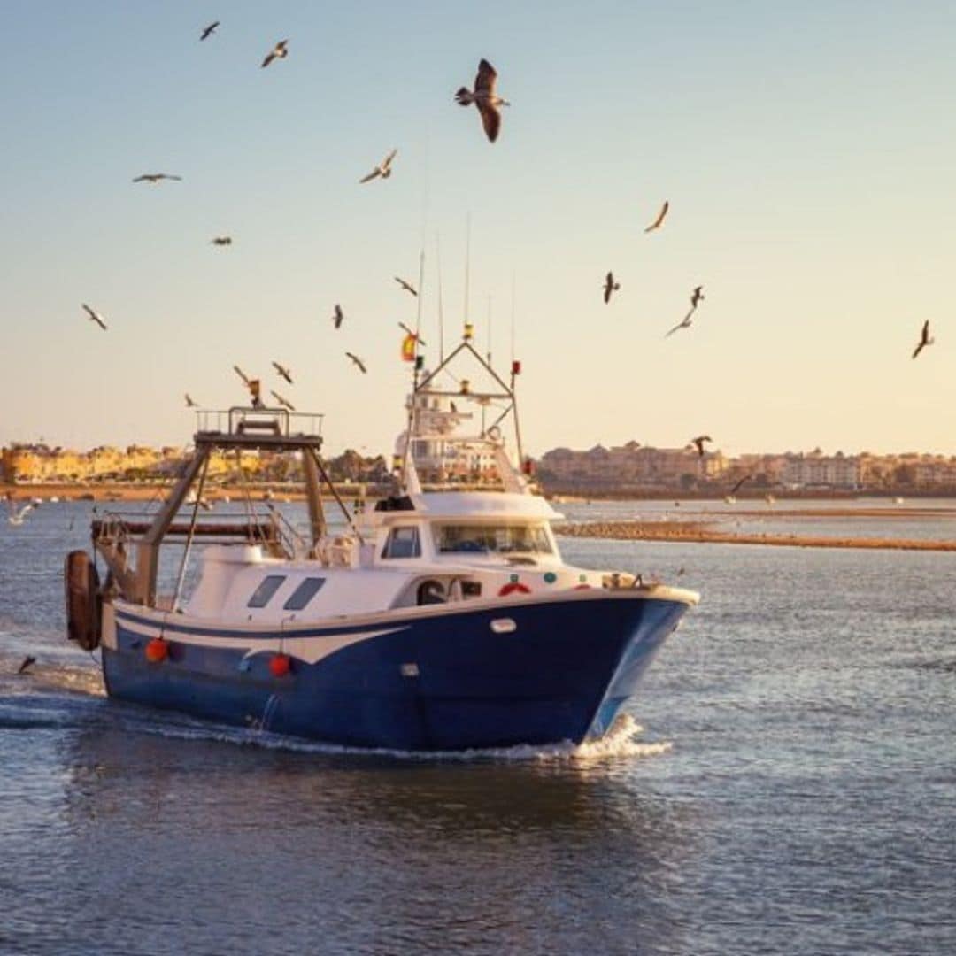 Barco pesquero frente a Isla Cristina Huelva