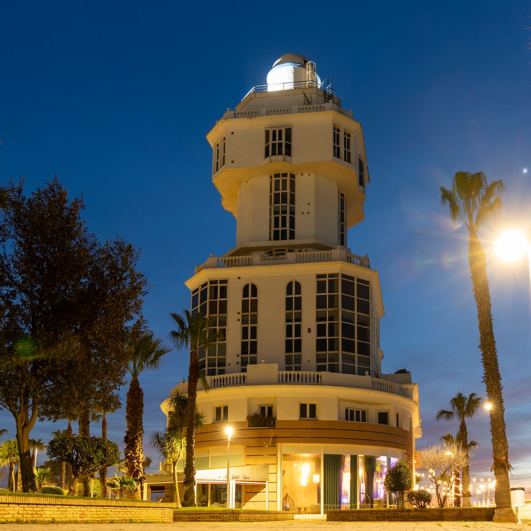 Noche en el peculiar faro de la localidad de Isla Cristina, Huelva, Andalucía