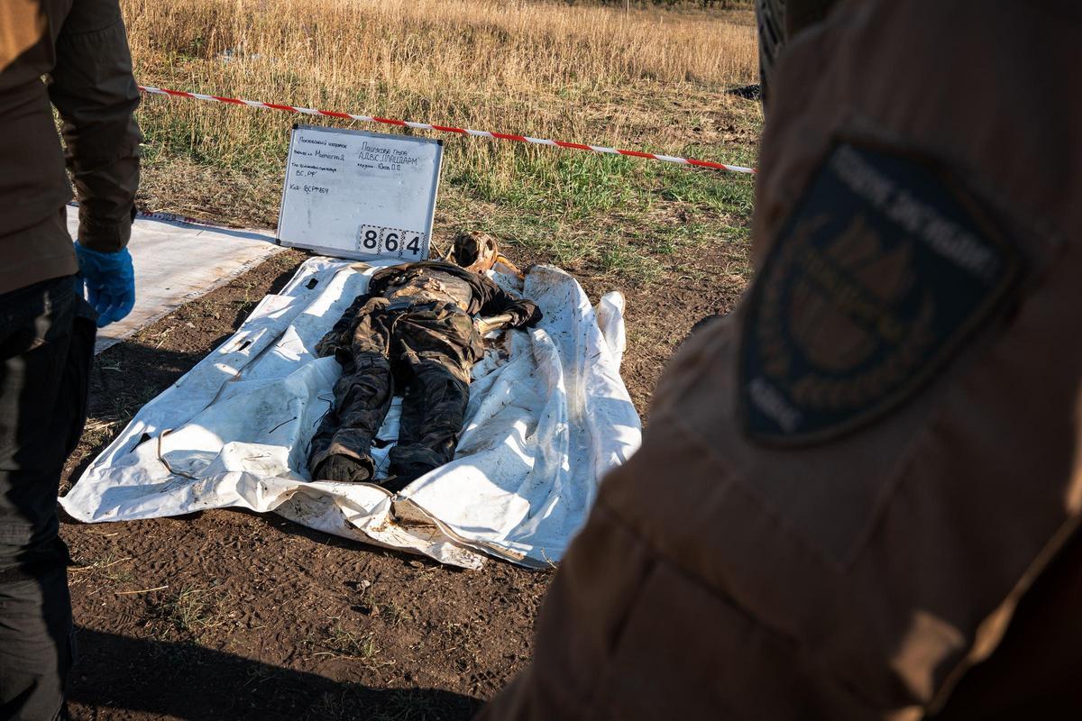 Los buscadores de cadáveres en la guerra de Ucrania