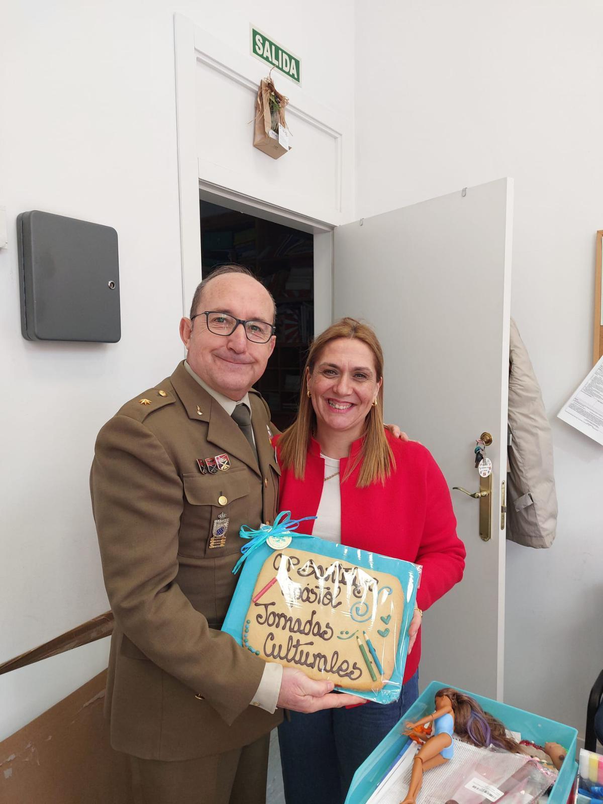 Jesús Pina con la directora del centro, Verónica Piri.