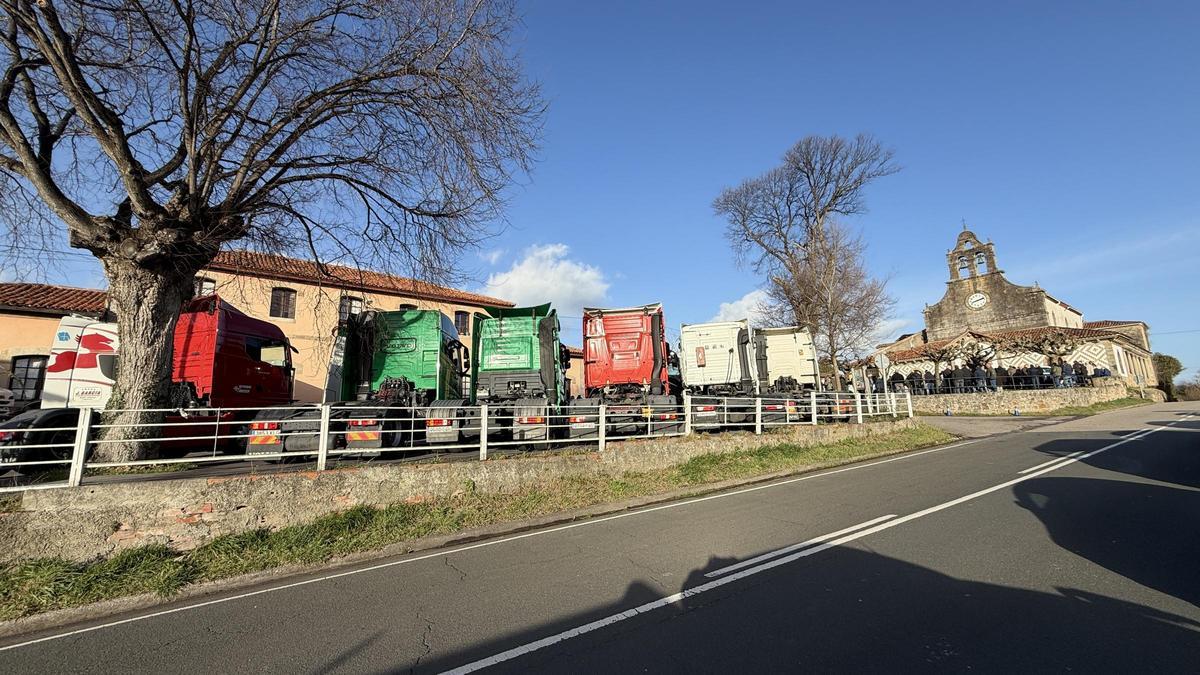 Algunas de las camionetas que acompañaron a Miguel Ángel Cambiella en su último viaje, junto a la iglesia de San Esteban de Leces.