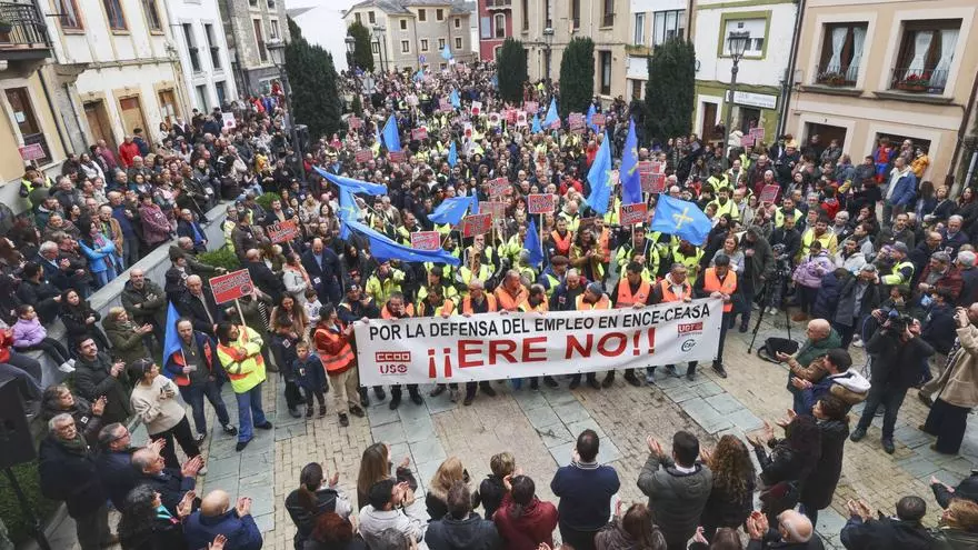 Cientos de personas claman en Navia contra los gritos del ERE de Ence "Renuncia de Colmenares"