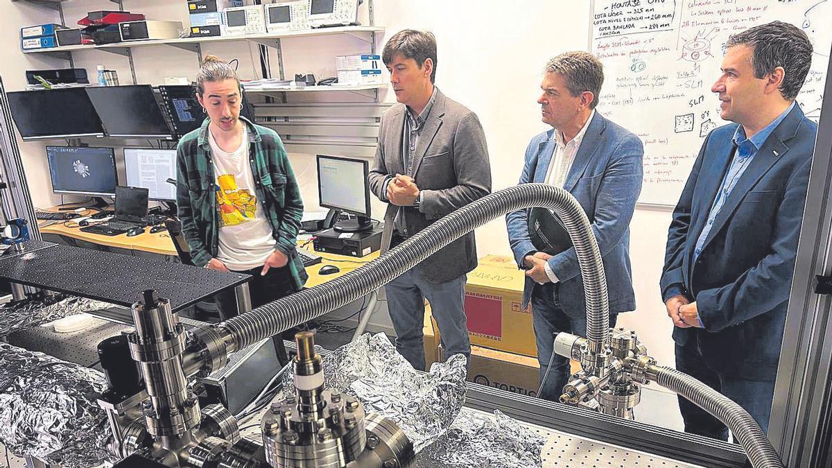 A la izquierda, Sergio Ena, Borja Sánchez, Ardines y Adolfo Fernández, en el laboratorio de física cuántica del CINN.