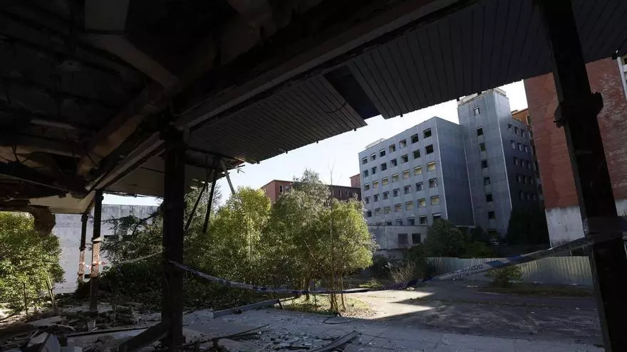 Edificios saqueados, escombros y maleza: así luce el antiguo HUCA tras más de una década de abandono