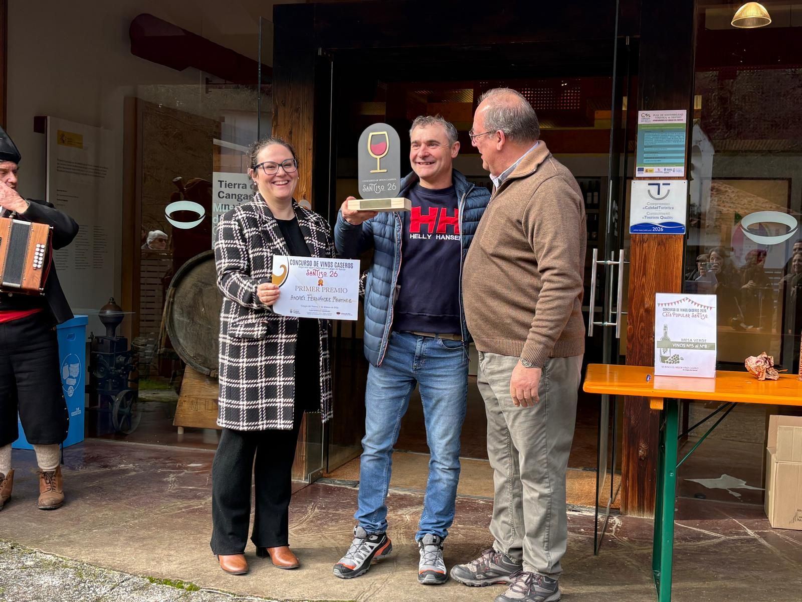 This is how Cangas del Narcea enjoyed its first party of the year, closely linked to wine