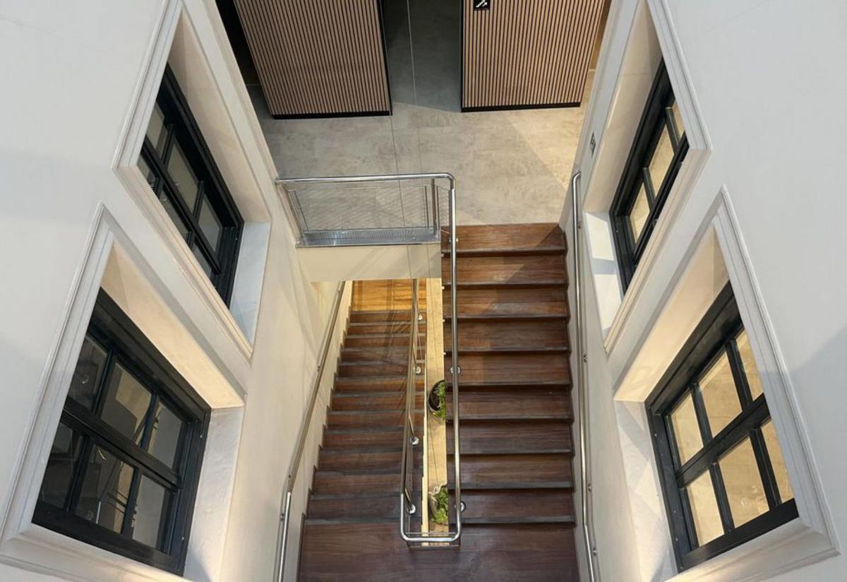 En la imagen superior, la zona de descanso exterior y la puerta de acceso al albergue. Encima de estas líneas, una de las habitaciones del grupo donde irán las literas y, debajo, las escaleras del interior del patio interior.