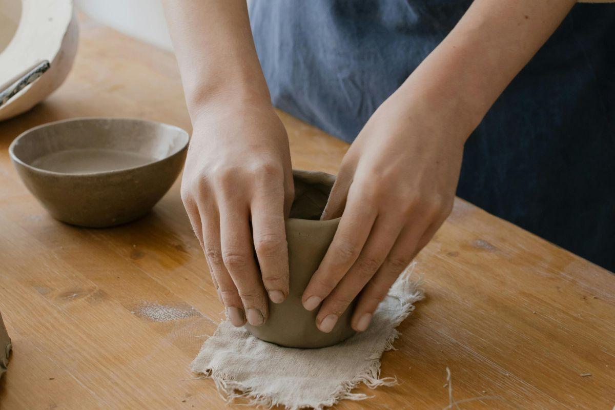 Si te gustan las manualidades, prueba este taller de cerámica.