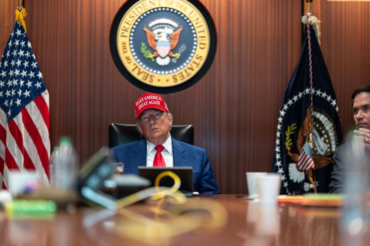 Una fotografía proporcionada por la Casa Blanca muestra al presidente estadounidense Donald Trump en la Sala de Crisis de la Casa Blanca en Washington, DC, EE.UU. EFE/CASA BLANCA/. SÓLO PARA USO EDITORIAL/SIN VENTAS SOLAMENTE USO EDITORIAL/SIN VENTAS