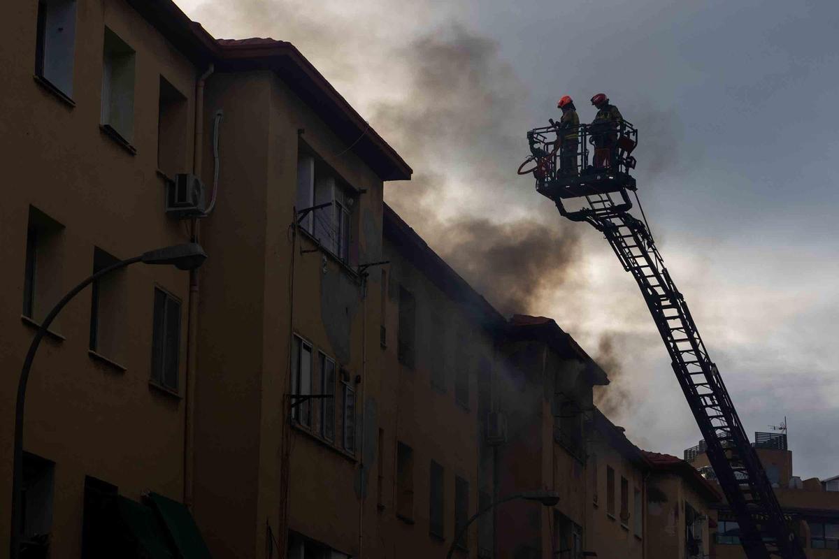 Un incendio en el barrio alicantino de Miguel Hernández deja a tres vecinos y seis policías atendidos por inhalación de humo Un incendio en el barrio alicantino de Miguel Hernández deja a tres vecinos y seis policías atendidos por inhalación de humo