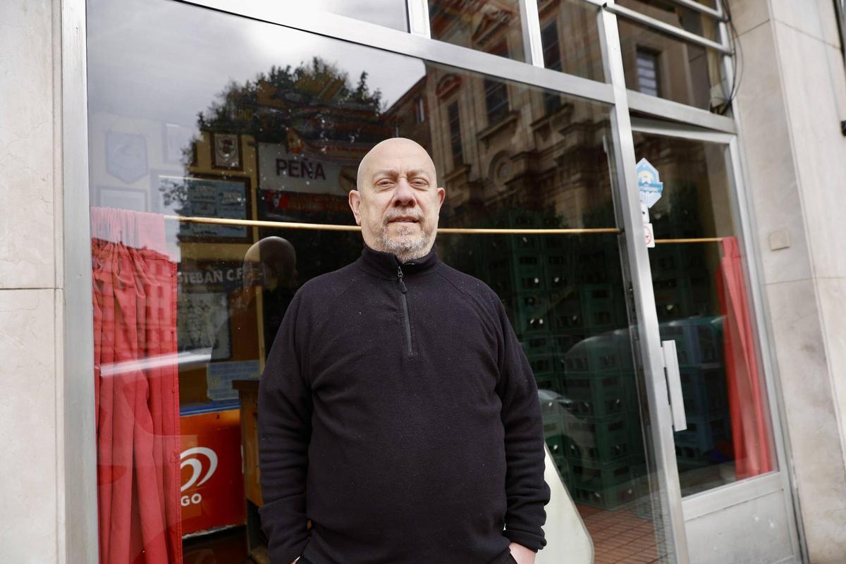 Fernando Vázquez frente a la sidrería "El Pegoyú"
