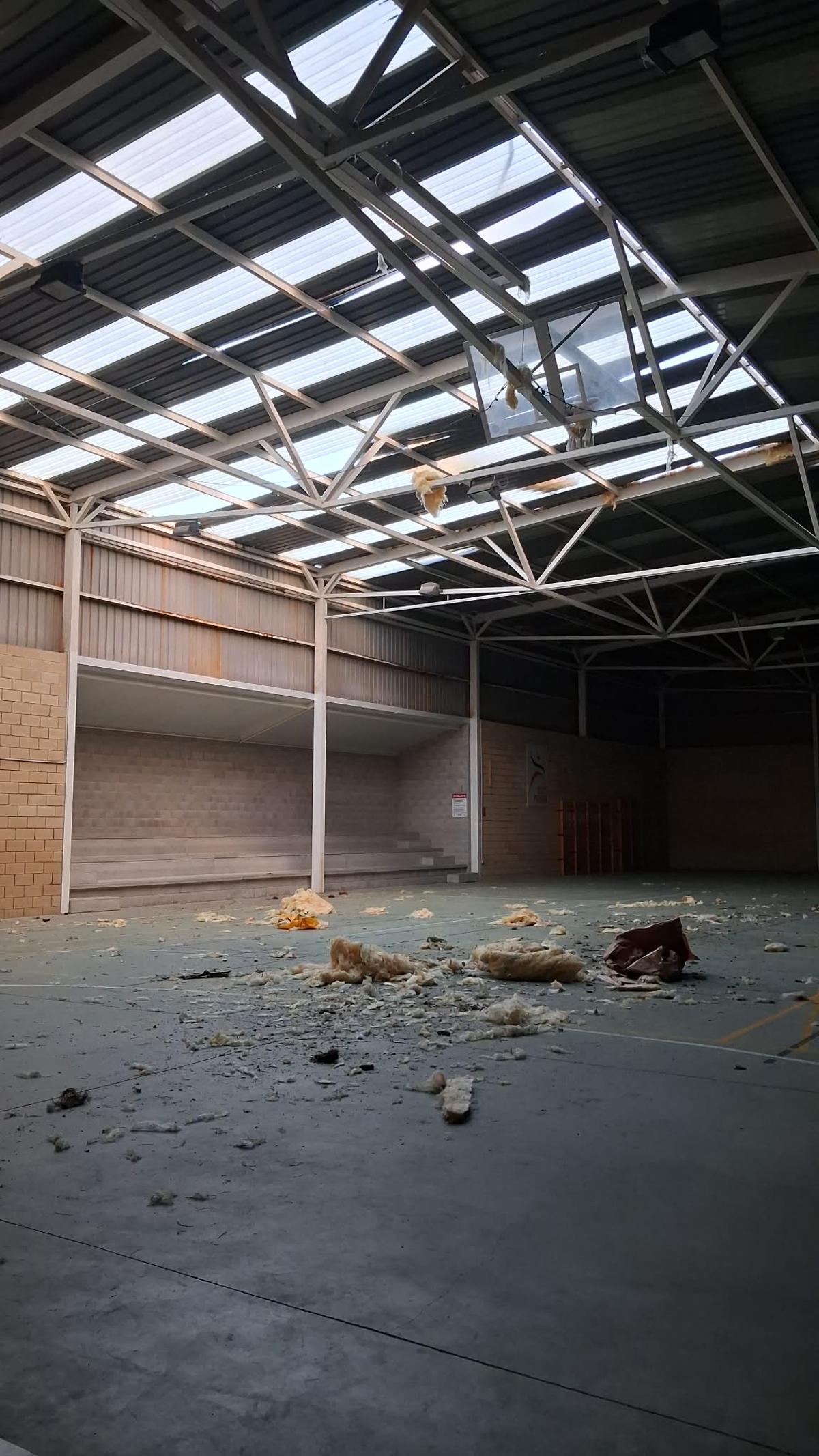 El viento derriba parte del tejado del polideportivo Posada de Llanes y obliga a suspender las clases El viento derriba parte del tejado del polideportivo Posada de Llanes y obliga a suspender las clases