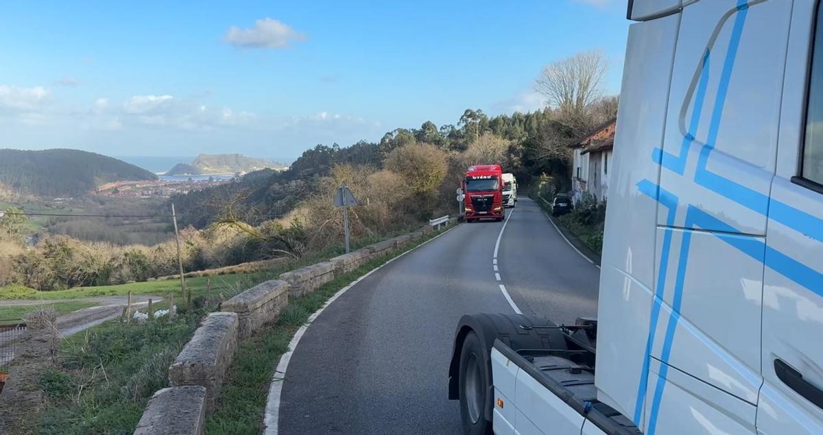 Varios de los camiones que participaron en el cortejo fúnebre.