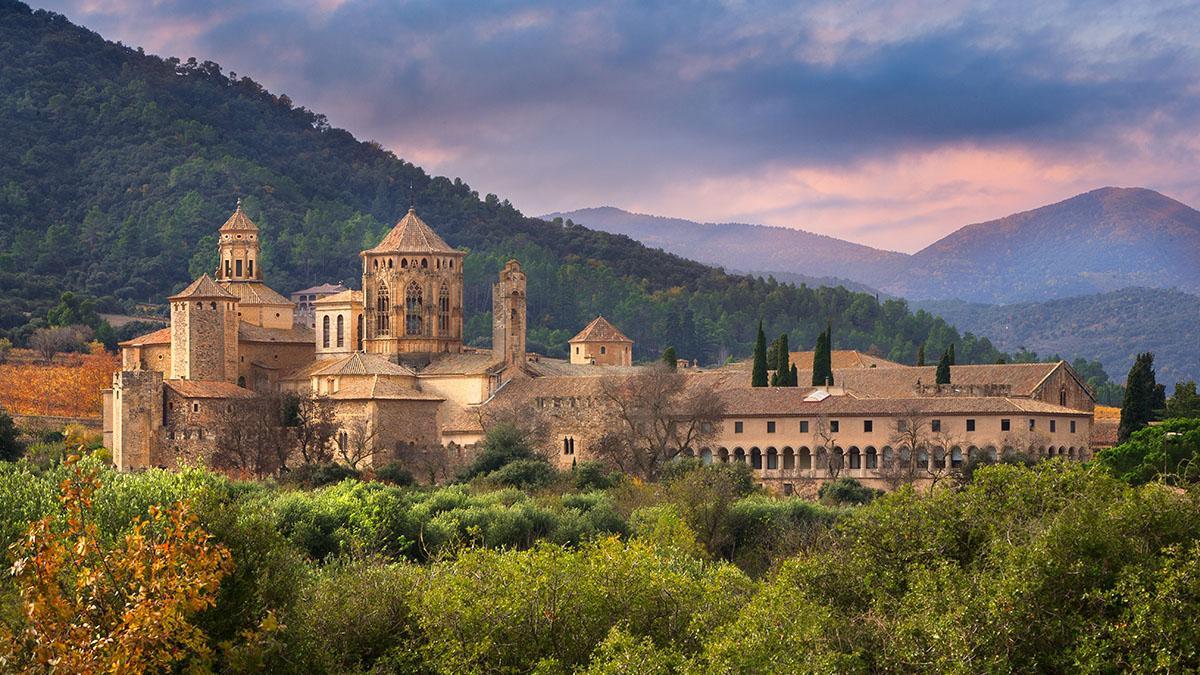 El Real Monasterio de Santa María de Poblet, Patrimonio Mundial de la UNESCO, uno de los grandes hitos de la arquitectura románica y cisterciense en Cataluña.