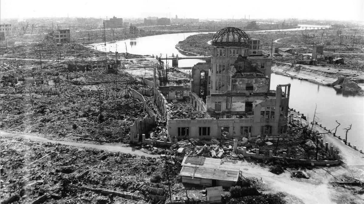La ciudad de Hiroshima, devastada por la explosión de la bomba atómica, en una imagen de la Marina estadounidense de noviembre de 1945.
