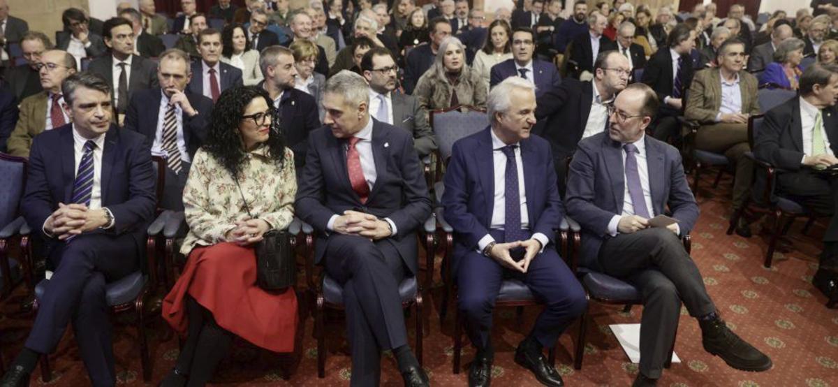 A la izquierda, Juan Carlos Campo, Vanessa Gutiérrez, Jesús Moreno del Valle, Jesús María Chamorro y Mario Arias en primera fila, antes del inicio del evento. | IRMA COLLIN