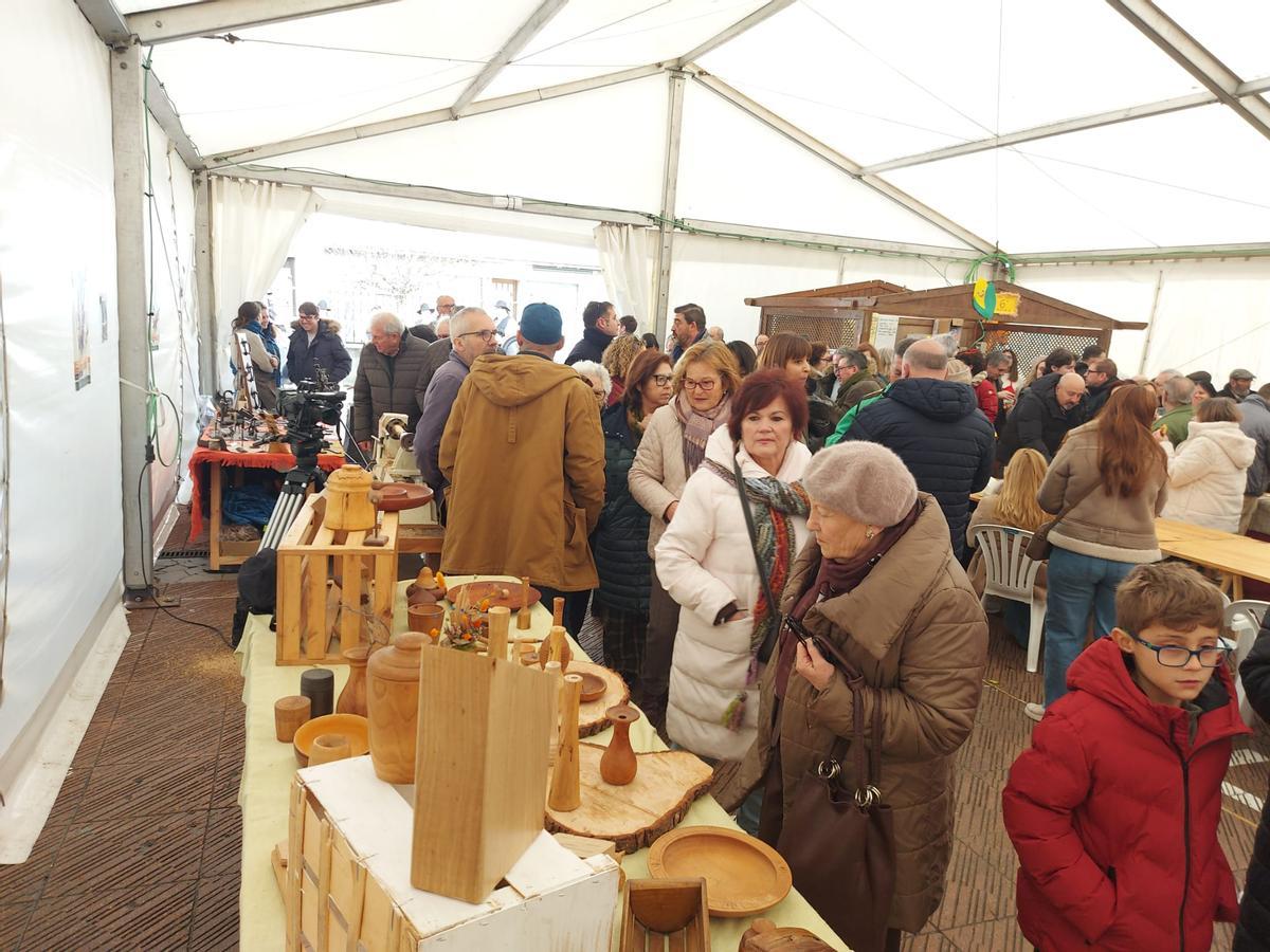Ambiente en la carpa del festival durante el mediodía.
