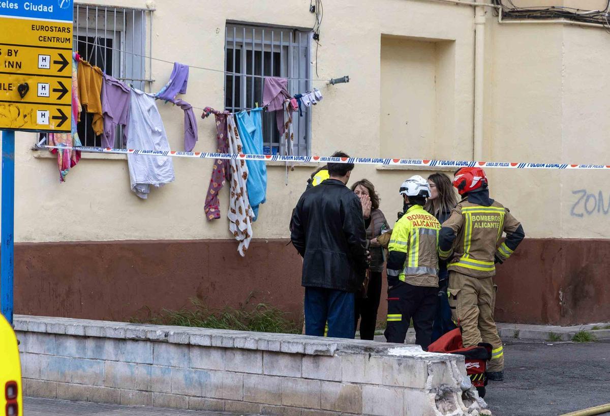 Un incendio en el barrio alicantino de Miguel Hernández deja a tres vecinos y seis policías atendidos por inhalación de humo Un incendio en el barrio alicantino de Miguel Hernández deja a tres vecinos y seis policías atendidos por inhalación de humo