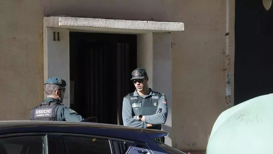 La Guardia Civil busca el arma homicida en el apartamento del asesino de Xilxes