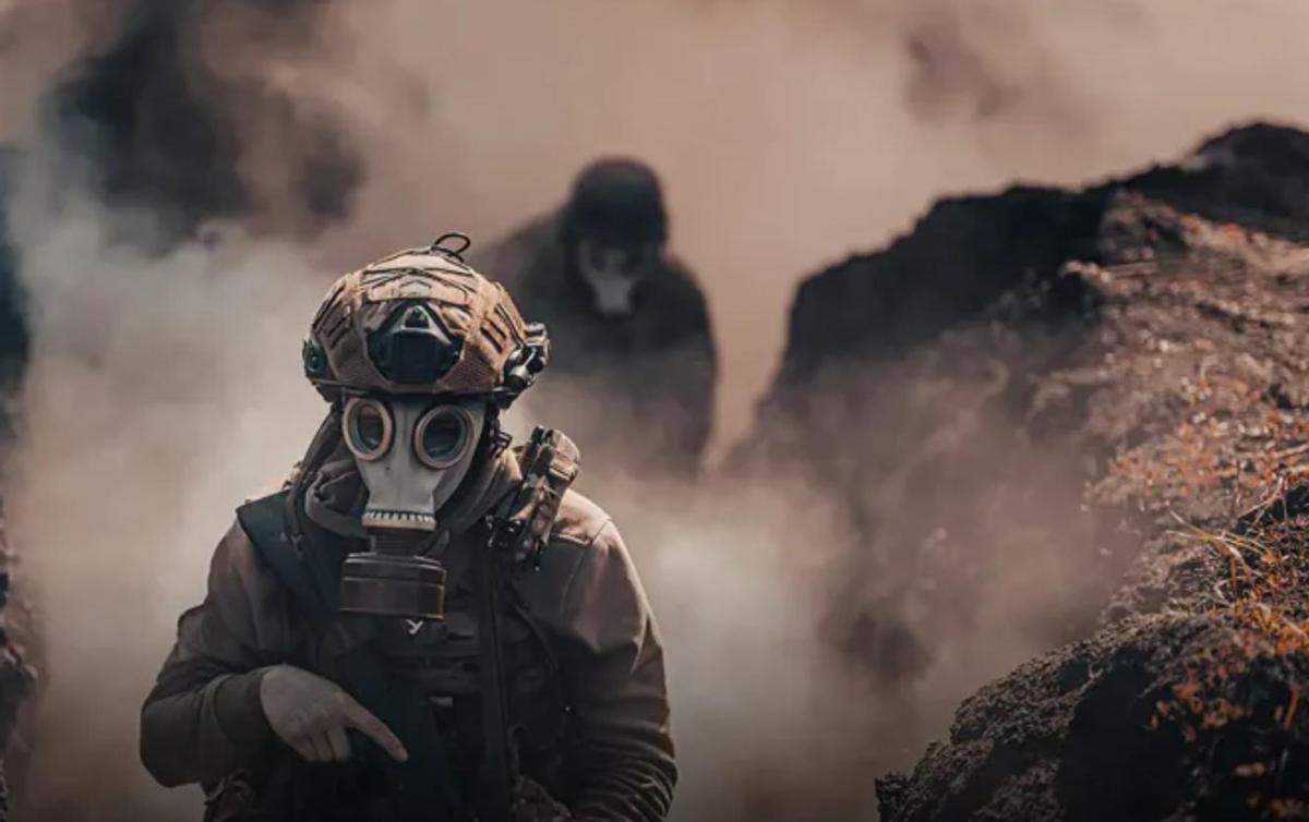 Soldados ucranianos con máscaras antigás en posición defensiva.