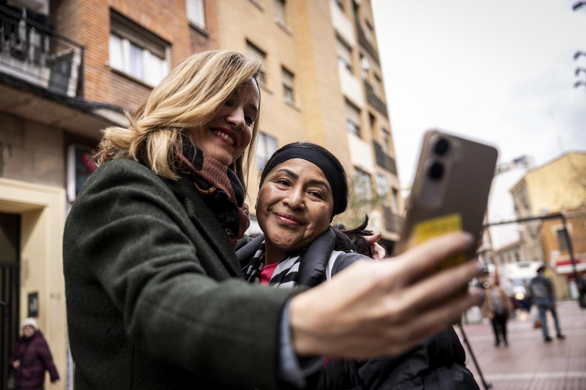 El candidato del PSOE se hace un selfie con una seguidora en la calle Delicias de Zaragoza.