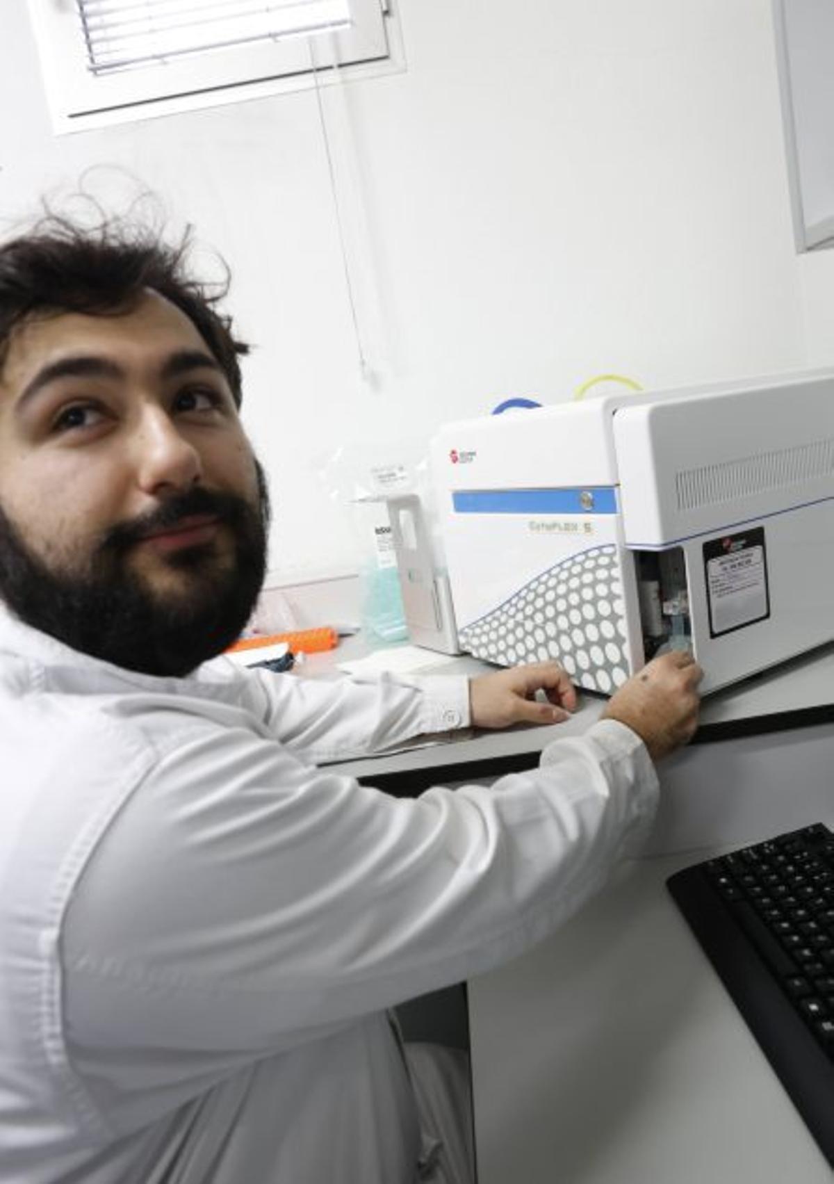 Pelayo Baragaño, realizando pruebas con un citómetro de flujo. | ÁNGEL GONZÁLEZ