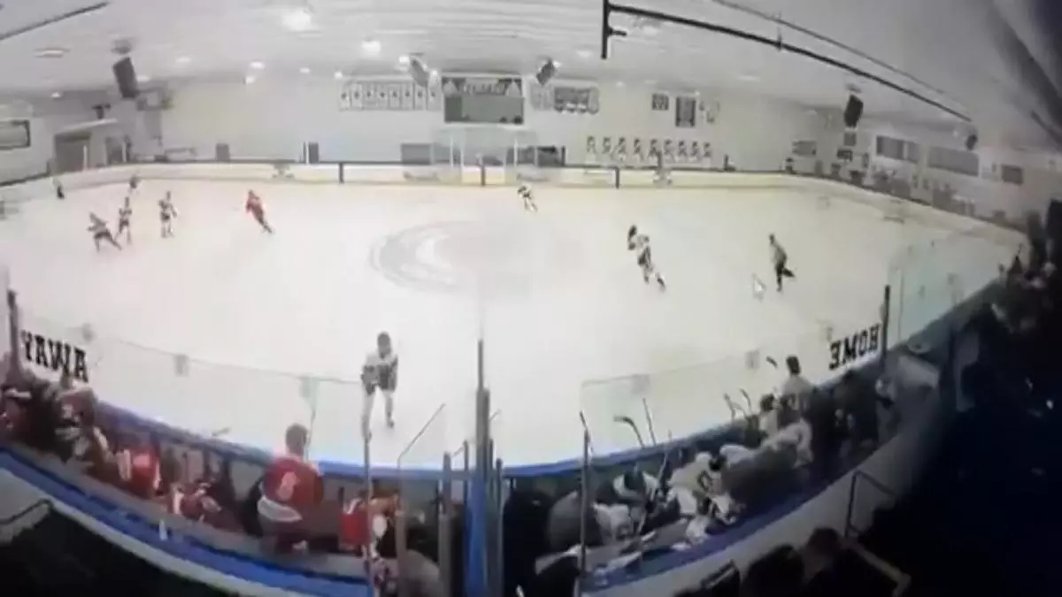 El momento en que un tiroteo en un partido de hockey deja tres muertos y dos heridos