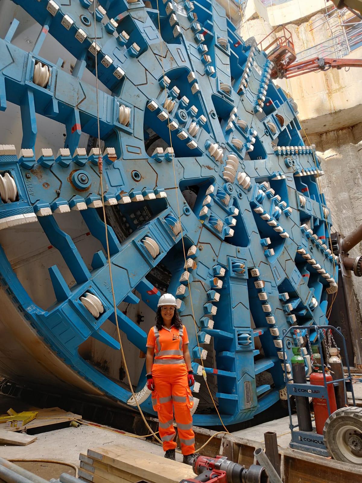 Ana Méndez, frente al jefe de la tuneladora.