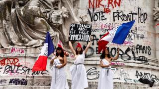 Tres mujeres se manifiestan contra la Reunión Nacional de extrema derecha en la Place de la République de París.