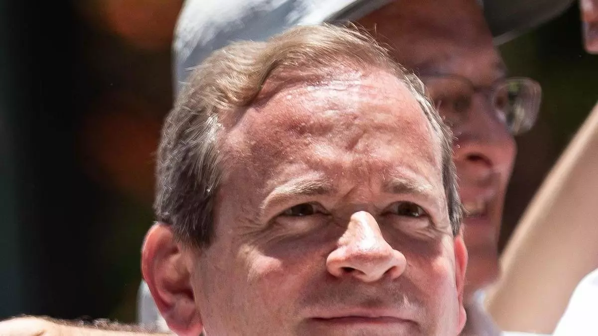 El líder opositor venezolano Juan Pablo Guanipa, dirigente cercano a María Corina Machado, sale de prisión