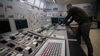 Un ingeniero ucraniano realiza una simulación en el simulador de la Sala de Control de uno de los reactores de la central nuclear de Khmelnitsky (Ucrania).