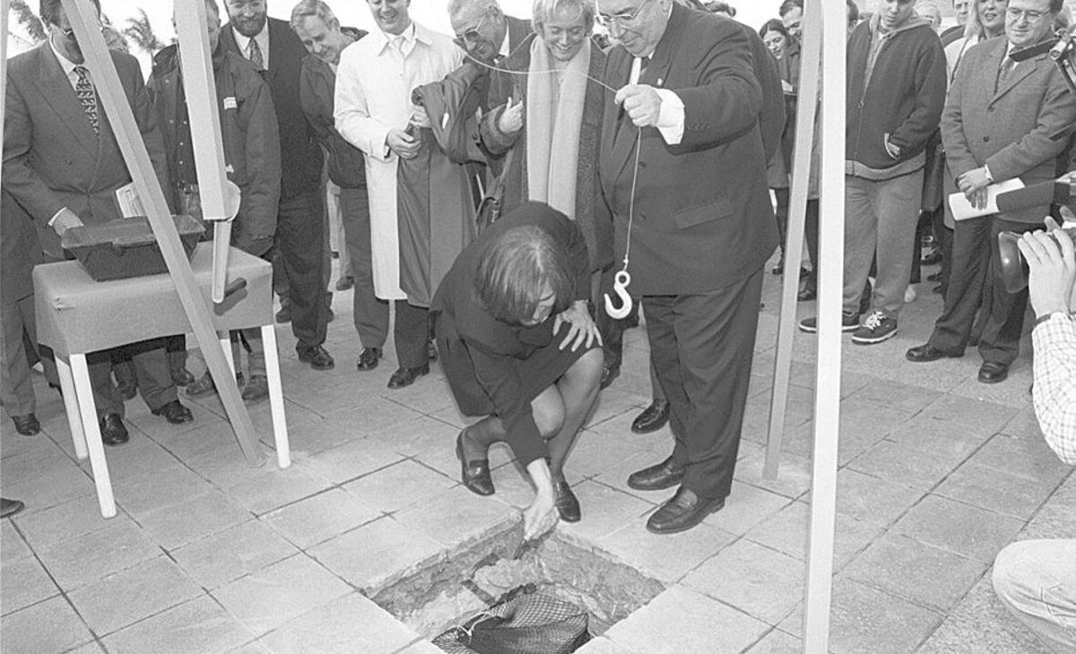 La entonces Ministra de Agricultura, Loyola de Palacio, junto al alcalde, Vicente Álvarez Areces, colocan la primera piedra del Museo Oceanográfico de Gijón, el 12 de marzo de 1999. | ISAAC RUBIO