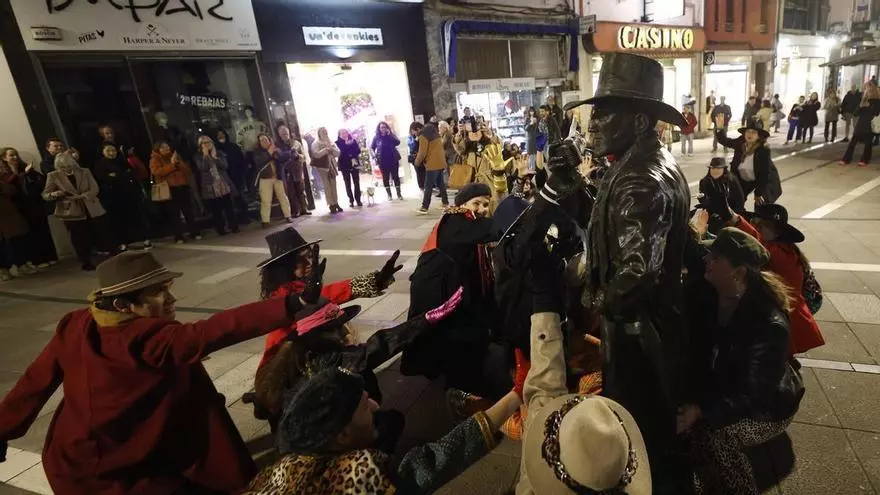 Oviedo baila al ritmo de Tino Casal: los fans del artista celebran su 76 cumpleaños con un flashmob junto a su estatua