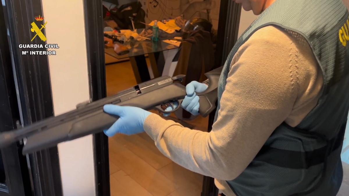 Una de las escopetas incautadas a los proxenetas.