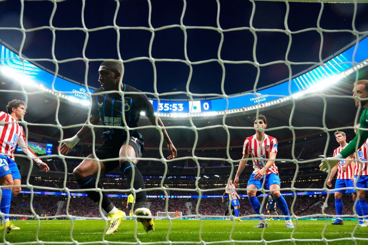 Joel Ordóñez, centro, del Brujas, reacciona después de anotar el primer gol de su equipo durante el partido de vuelta del play-off de la Liga de Campeones entre el Atlético de Madrid y el Club Brujas, en Madrid, España, el martes 24 de febrero de 2026. (Foto AP/Manu Fernández)