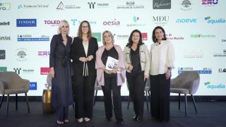 De izquierda a derecha, María Porto, directora de Galería María Porto; Sara Simón Alcorlo, Consejera de Igualdad de la Junta de Comunidades de Castilla-La Mancha; Esther Esteban, presidenta ejecutiva de EL ESPAÑOL de Castilla-La Mancha; Rebeca Rubio, vicerrectora de Proyección Universitaria de la Universidad de Castilla-La Mancha (UCLM): y Begoña Pérez 'La Ordenatriz', 'influencer' y creadora de contenidos.