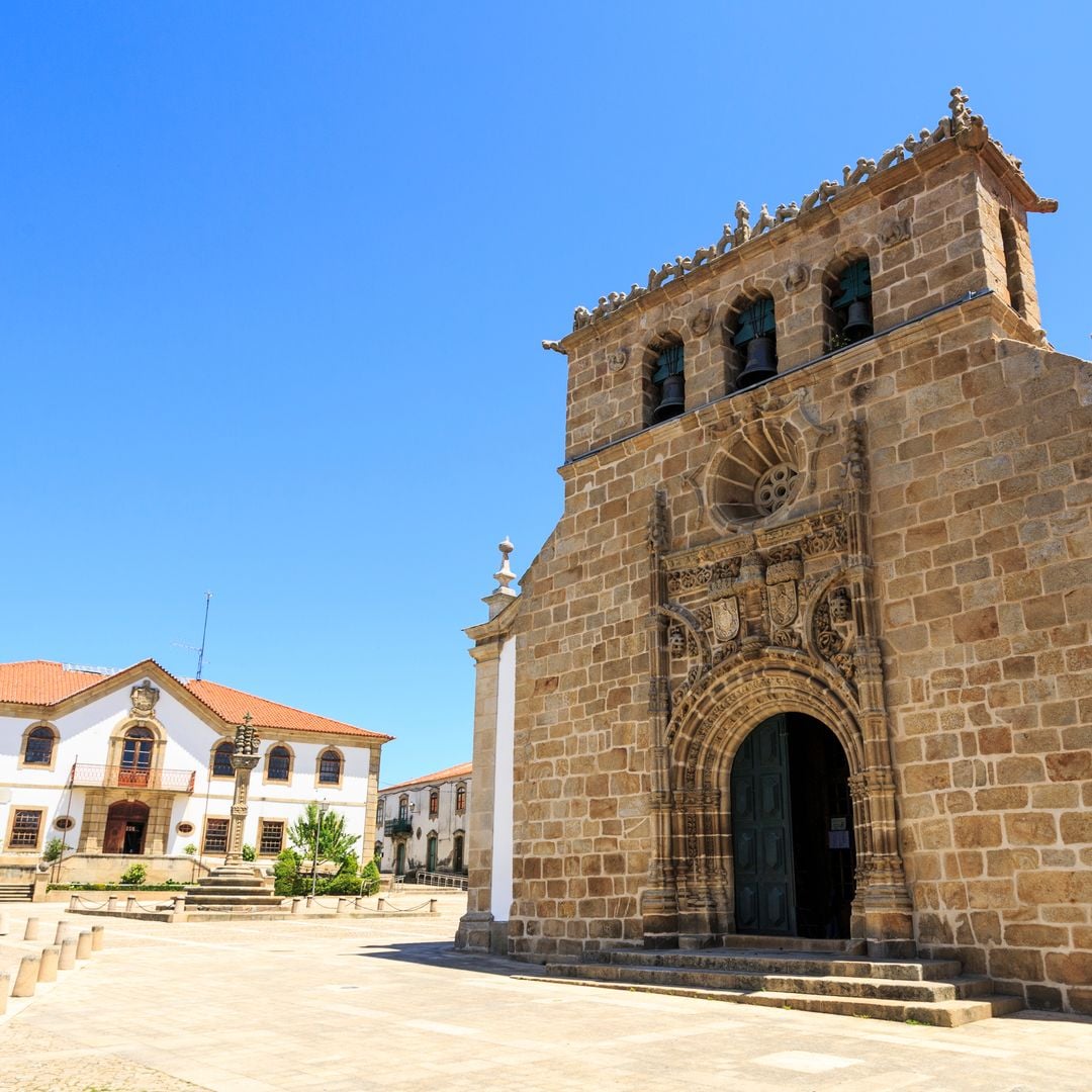 Plaza e iglesia de Vila Nova en Foz Côa, Portugal