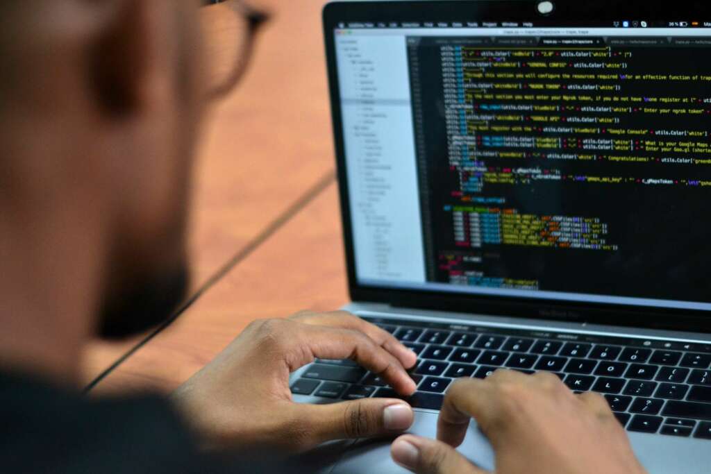 José Pino, un hacker colombiano experto en ciberseguridad, revisa algunos códigos en su computadora portátil. EFE