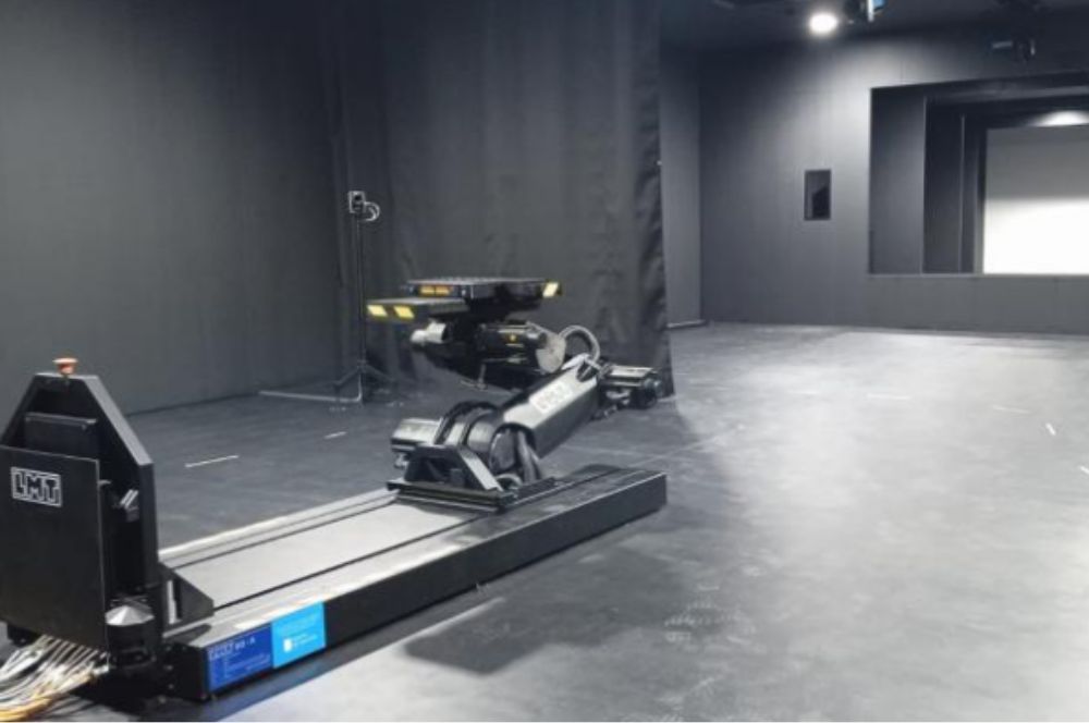 El goniofotómetro LMT GO-A se utiliza en un cuarto oscuro de 30 metros