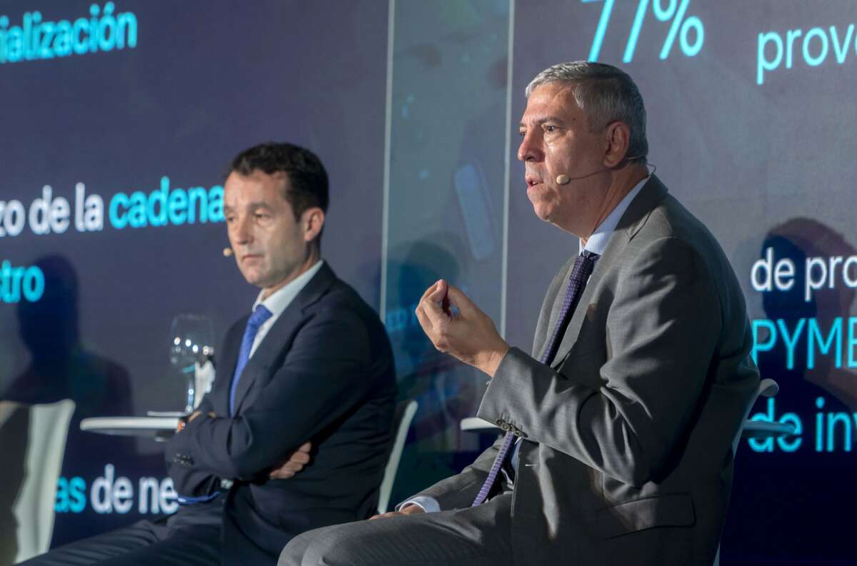 Archivo - (DNI) El presidente de Indra, Ángel Escribano, y el consejero delegado del Grupo Indra, José Vicente de los Mozos