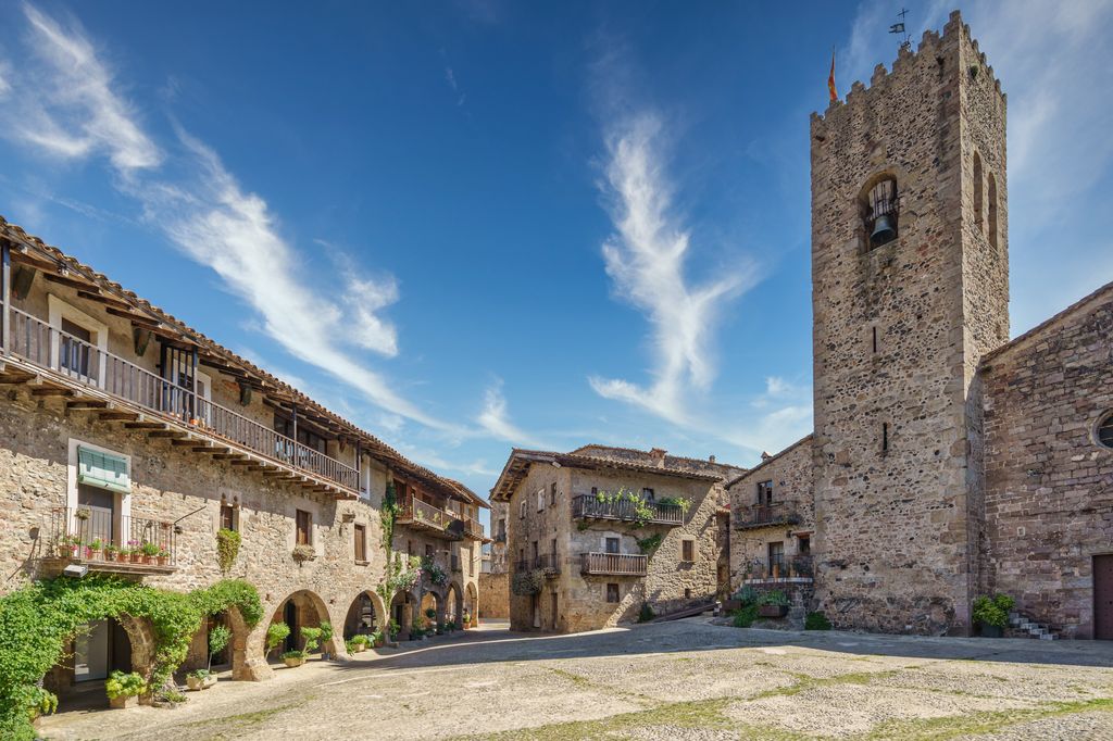 Plaza Mayor de Santa Pau, Girona, Garrotxa