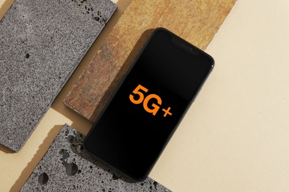 Logotipo naranja 5G+ en teléfono móvil
