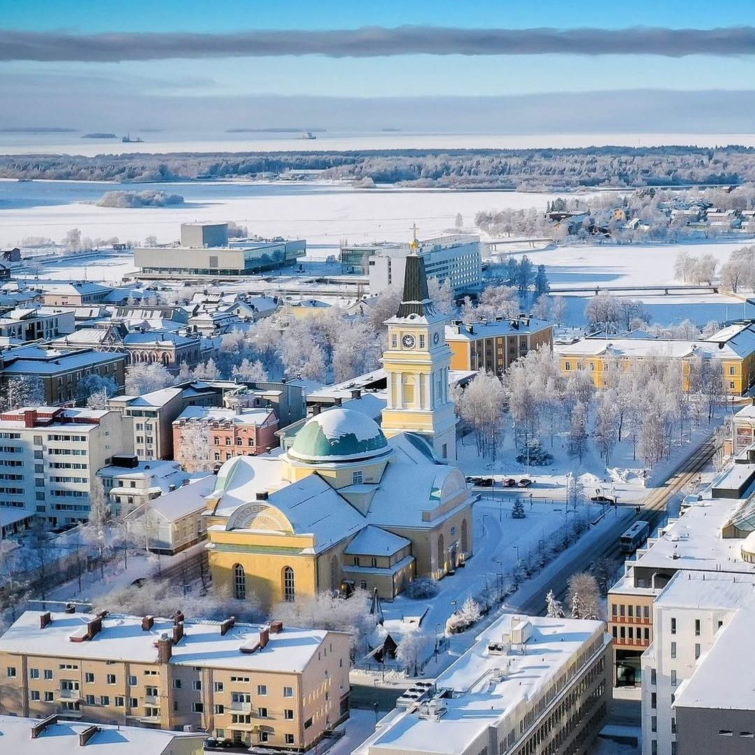 Calles nevadas de Oulu, Finlandia