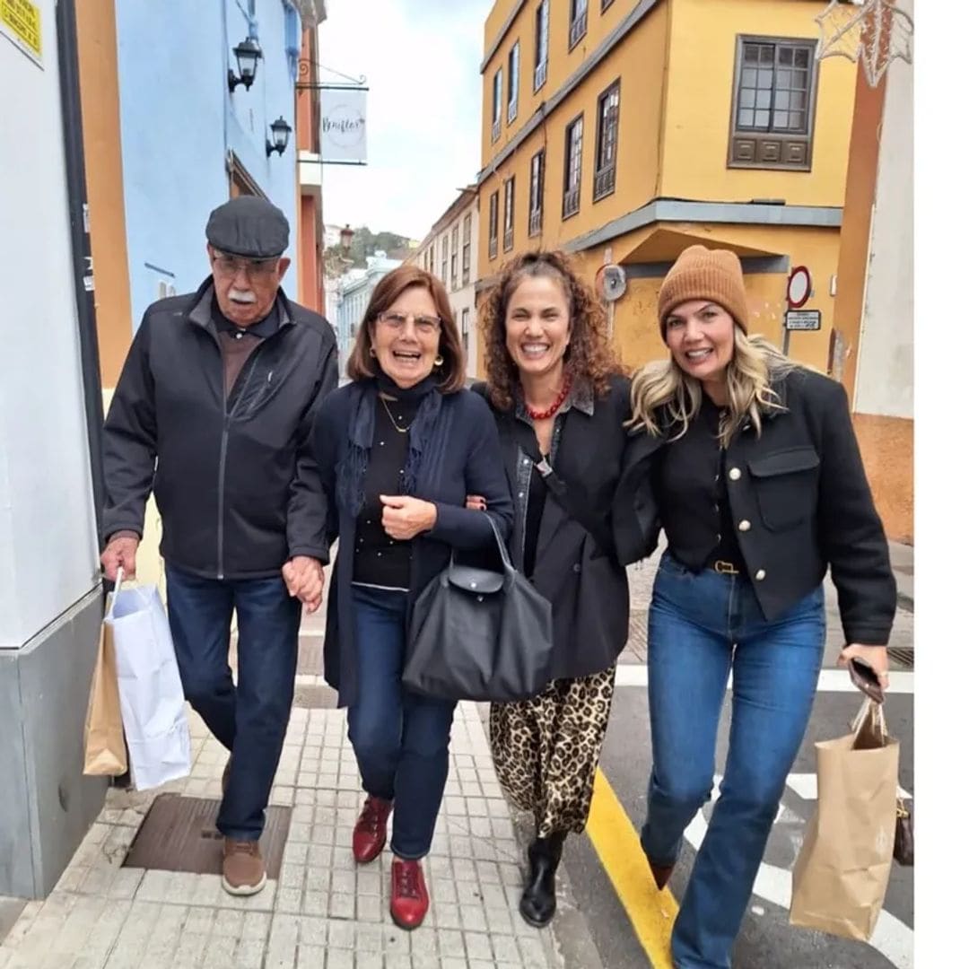 La actriz Toni Acosta y su familia en las calles de La Laguna, Tenerife